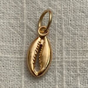5/$10❤️❤️❤️NEW ROSE GOLD TONE ALLOY COWRIE SHELL CHARM PENDANT